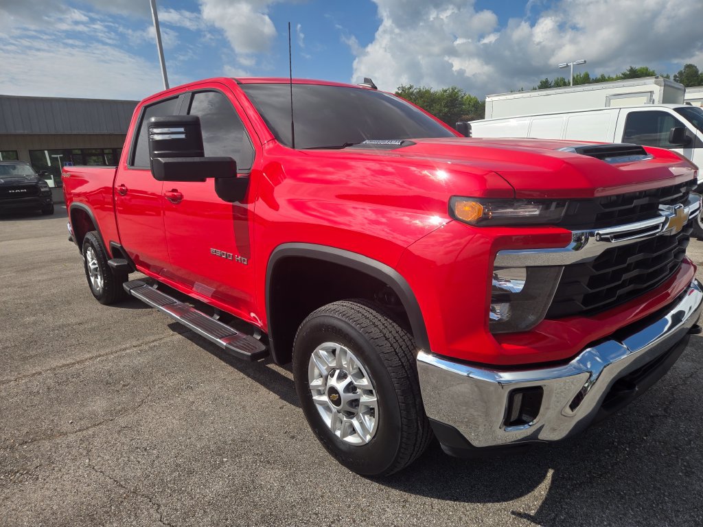 Used 2025 Chevrolet Silverado 2500 LT w/ Convenience Package AWD/4WD image 2