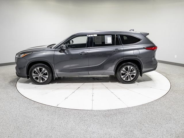 Used 2022 Toyota Highlander XLE AWD/4WD image 35