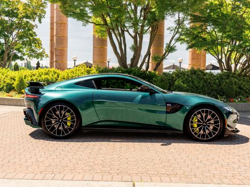 Used 2023 Aston Martin V8 Vantage Coupe RWD image 3