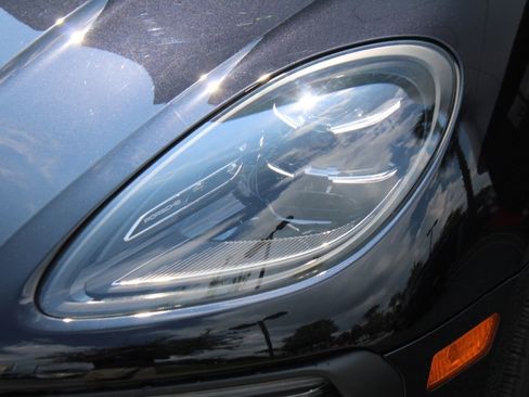 Certified 2025 Porsche Macan image 11