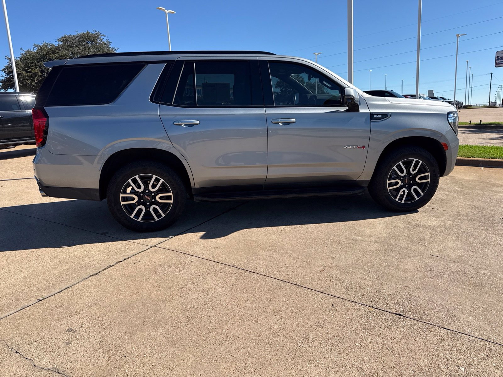 Used 2024 GMC Yukon AT4 w/ Technology Package AWD/4WD image 8