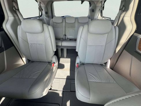 Used 2008 Chrysler Town & Country Limited w/ Entertainment Group #3 FWD image 15
