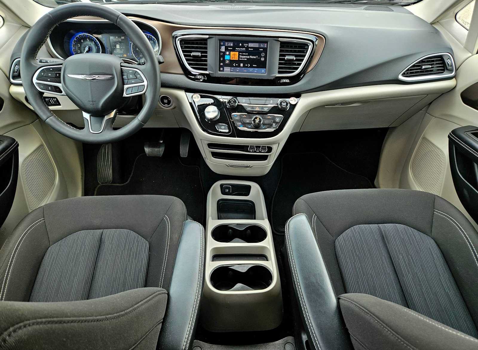 Used 2022 Chrysler Voyager LX FWD image 14