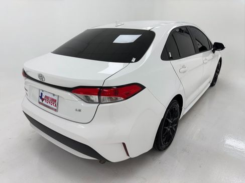 Used 2021 Toyota Corolla LE image 40