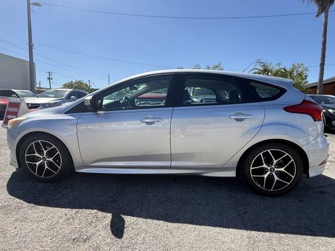 Used 2015 Ford Focus SE w/ SE Sport Package FWD image 9