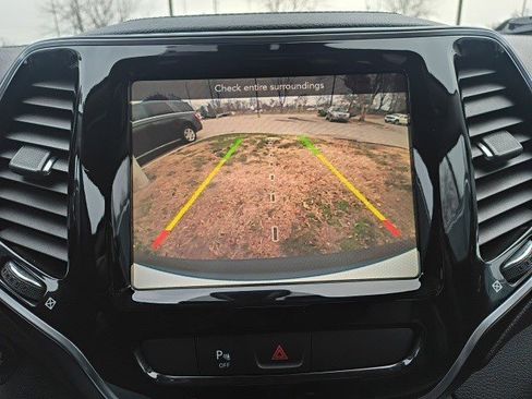 Used 2019 Jeep Cherokee Limited image 22