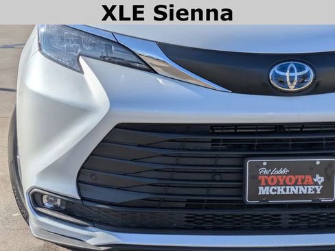 Used 2025 Toyota Sienna XLE image 3