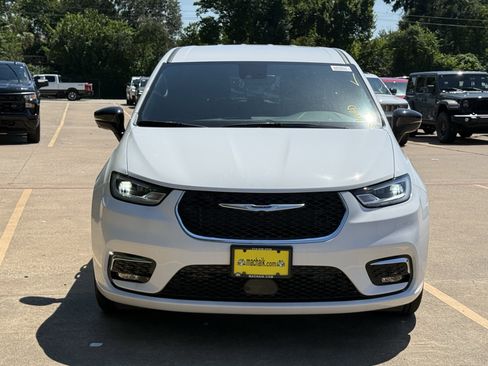 New 2026 Chrysler Pacifica Select image 3