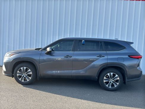 Used 2023 Toyota Highlander XLE image 3