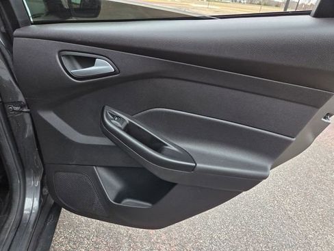 Used 2015 Ford Focus SE w/ SE Cold Weather Package image 38