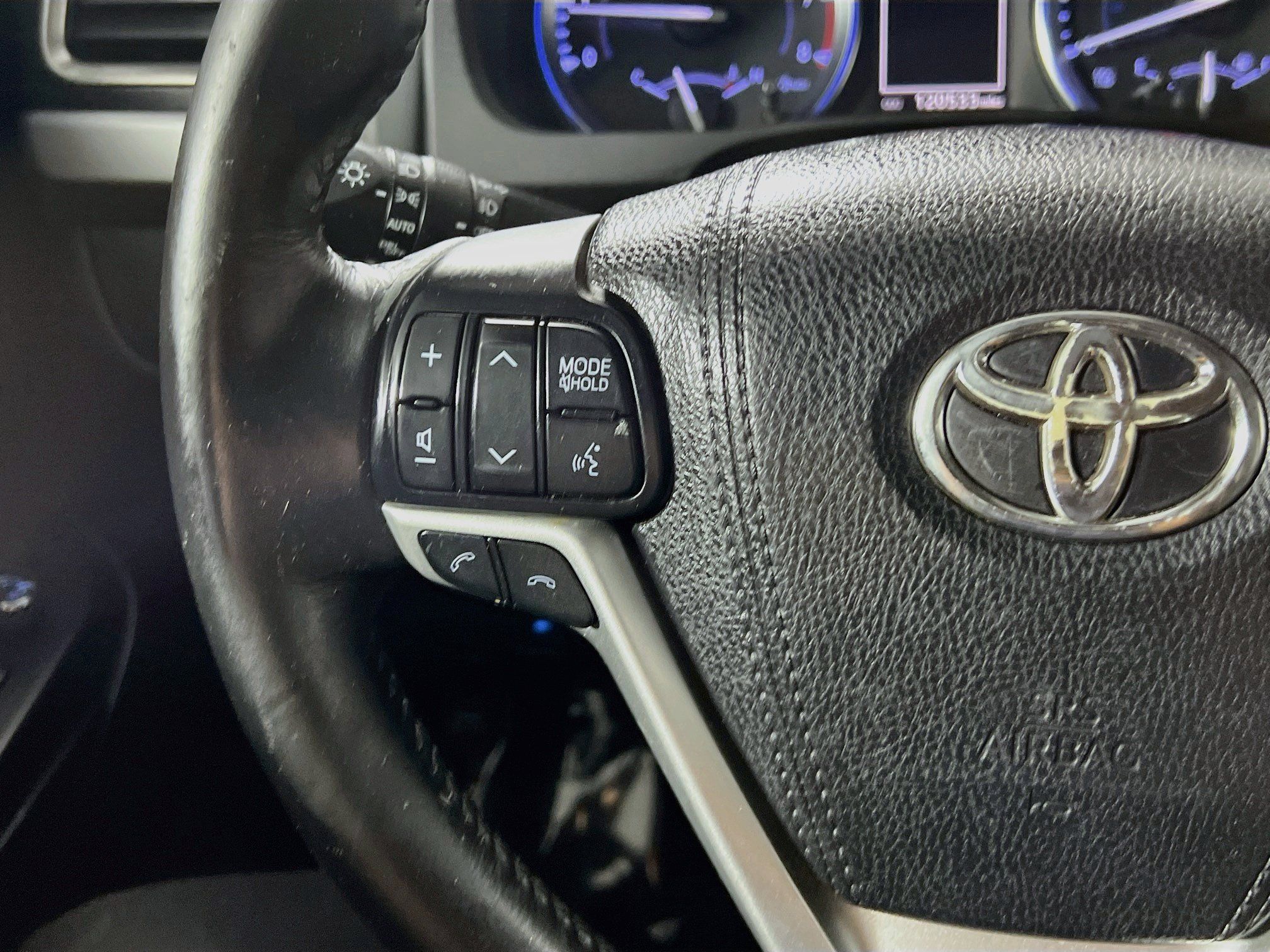 Used 2018 Toyota Highlander SE w/ Carpet Mat Package (TMS) AWD/4WD image 19