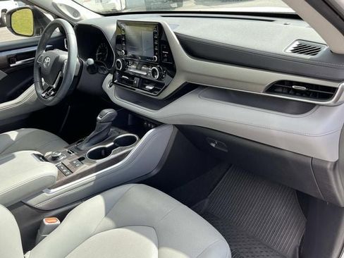 Used 2021 Toyota Highlander Limited image 26