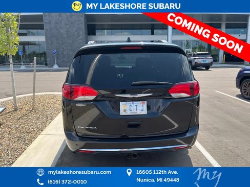 Used 2020 Chrysler Pacifica Touring-L FWD image 8