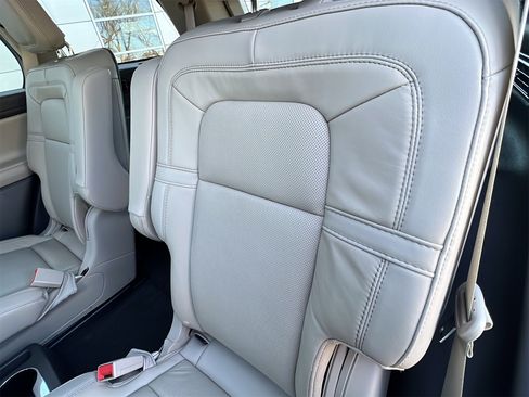 Used 2023 Lincoln Aviator Reserve w/ Equipment Group 201A image 16