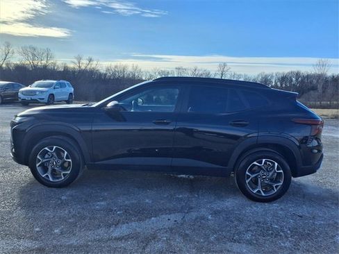 Used 2025 Chevrolet Trax LT w/ LT Convenience Package image 26