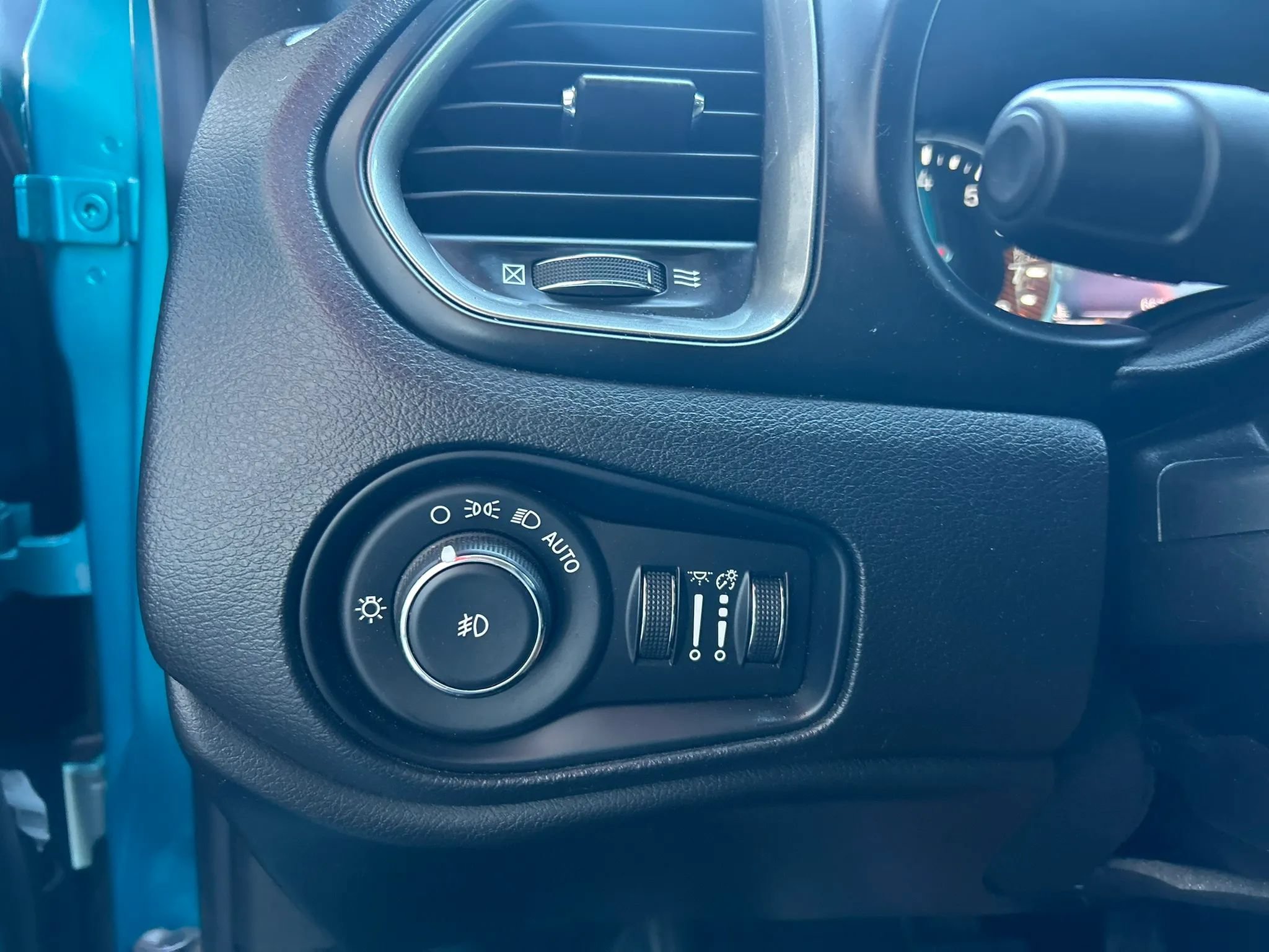 Used 2022 Jeep Renegade Latitude AWD/4WD image 13