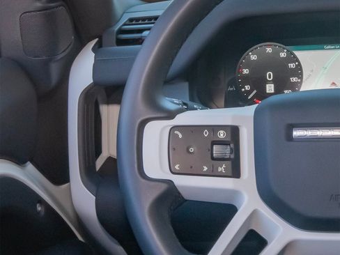 Used 2025 Land Rover Defender 90 S image 15