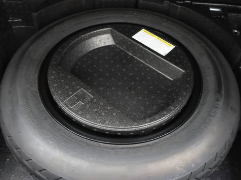 Used 2020 Toyota C-HR XLE FWD image 28