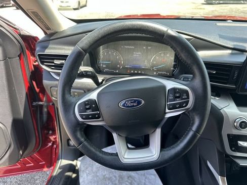 Used 2022 Ford Explorer XLT w/ Equipment Group 202A AWD/4WD image 13