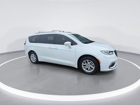 Used 2021 Chrysler Pacifica Touring-L FWD image 2