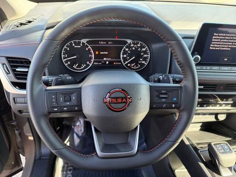 Used 2025 Nissan Rogue SV AWD/4WD image 13