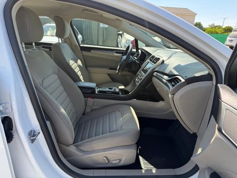 Used 2019 Ford Fusion SE FWD image 21