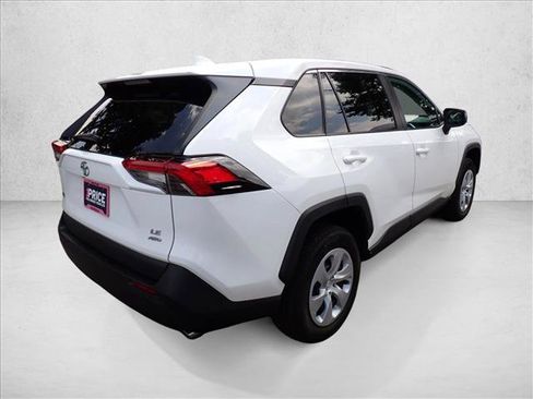 Used 2022 Toyota RAV4 LE AWD/4WD image 4