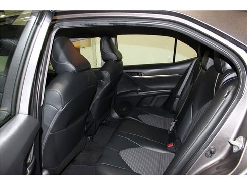 Used 2023 Toyota Camry SE image 12