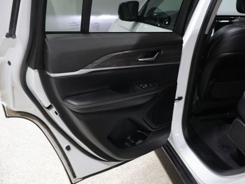 Certified 2023 Jeep Grand Cherokee Limited w/ Black Appearance Package AWD/4WD image 16