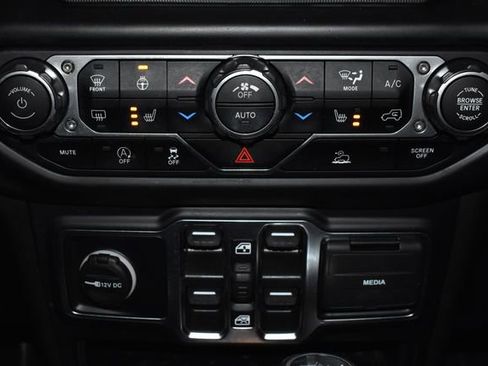 Used 2022 Jeep Wrangler Unlimited Sahara image 17