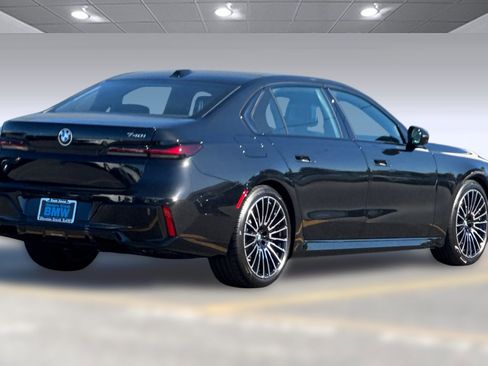 New 2025 BMW 740i image 8