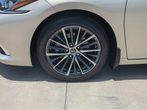Used 2024 Lexus ES 350 w/ Premium Package FWD image 9