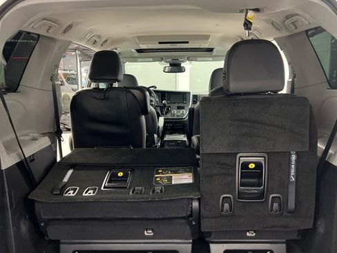Used 2019 Toyota Sienna SE Premium w/ Carpet Mat Package image 18