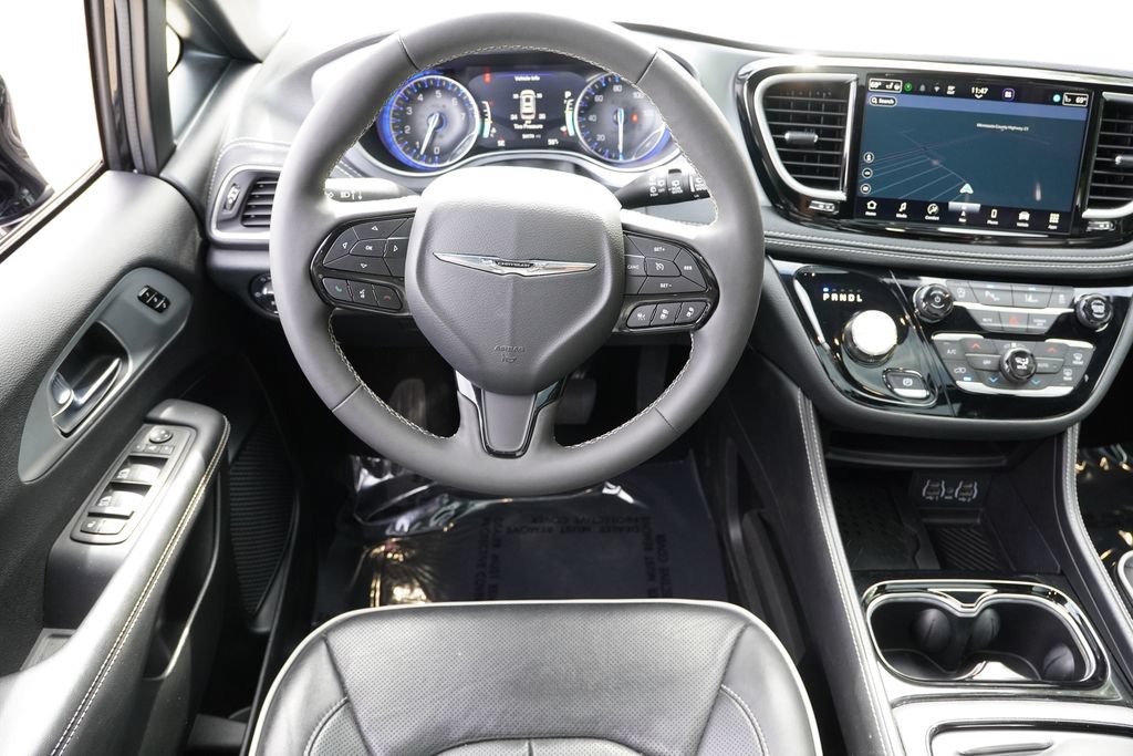 Used 2025 Chrysler Pacifica Limited FWD image 21