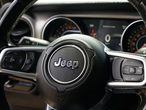 Used 2020 Jeep Gladiator Sport w/ Technology Group AWD/4WD image 16
