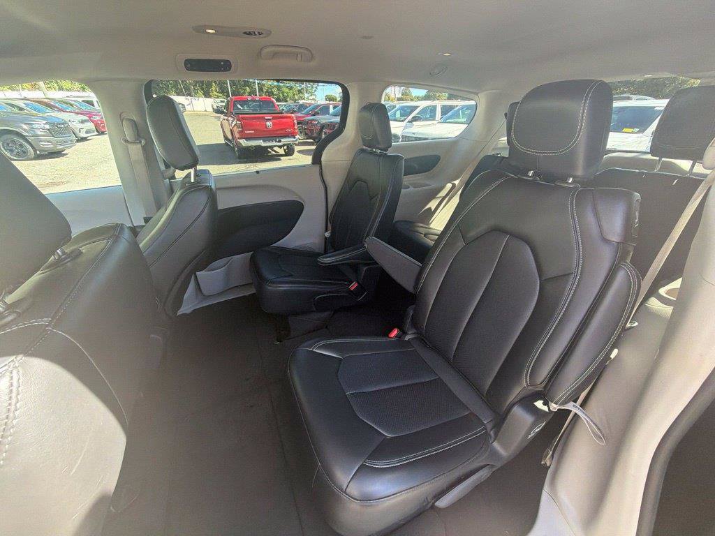 Used 2024 Chrysler Pacifica Touring-L FWD image 7