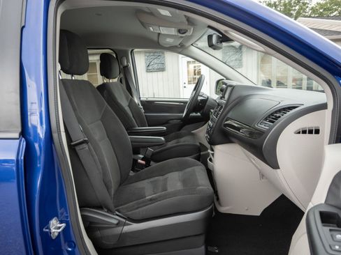 Used 2018 Dodge Grand Caravan SE w/ UConnect Hands-Free Group FWD image 30