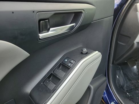 Used 2021 Toyota Highlander XLE image 18