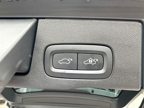 Used 2022 Volvo XC60 B5 Momentum image 31