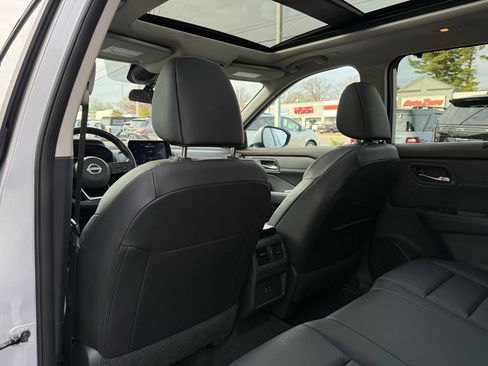 Used 2023 Nissan Rogue SV w/ SV Premium B Package image 39