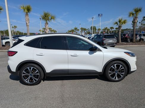 Used 2022 Ford Escape SE w/ SE Sport Appearance Package image 3