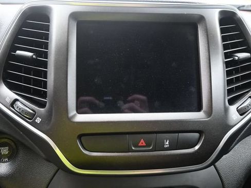 Used 2022 Jeep Cherokee Trailhawk AWD/4WD image 24