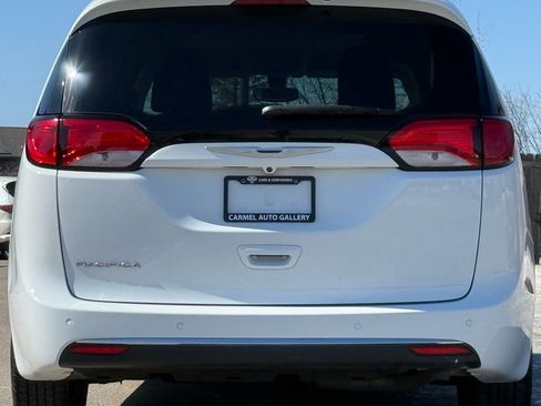Used 2018 Chrysler Pacifica Touring-L image 4