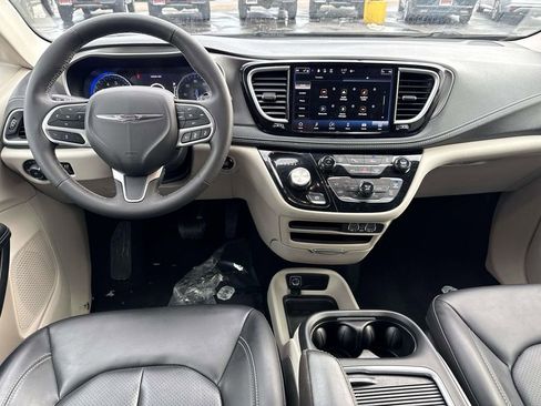 Used 2023 Chrysler Pacifica Touring-L AWD/4WD image 3