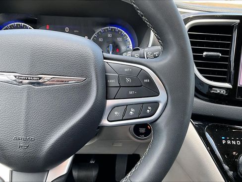 Used 2023 Chrysler Pacifica Touring-L FWD image 21