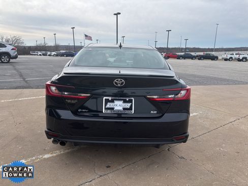 Used 2025 Toyota Camry SE image 4
