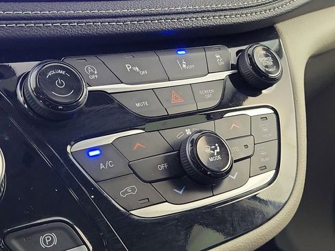Used 2024 Chrysler Pacifica Touring-L FWD image 21