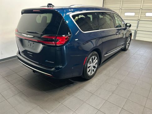 Used 2023 Chrysler Pacifica Pinnacle FWD image 3