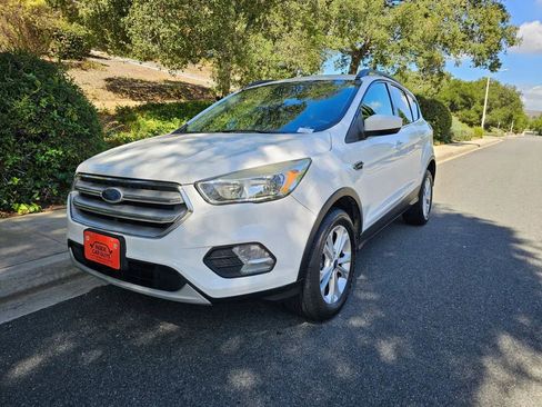Used 2018 Ford Escape SE w/ SE Sync 3 Package AWD/4WD image 1