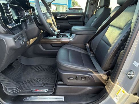 Used 2024 Chevrolet Silverado 1500 LT Trail Boss w/ Convenience Package II AWD/4WD image 3